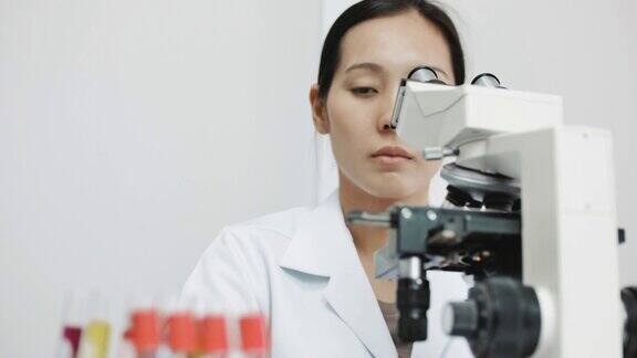 正在研究光学显微镜的科学家