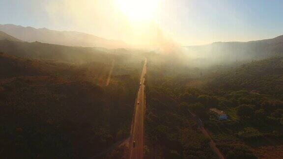 燃烧的树木克里特岛希腊山里的路空中无人机拍摄