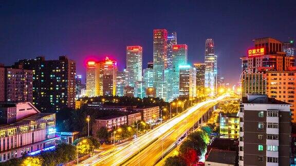 繁忙的道路和现代建筑在市中心的现代城市在夜晚的时间流逝