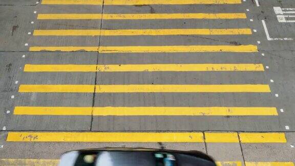 在香港孟角区一群行人穿过斑马线汽车驶过黄色斑马线