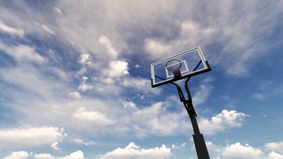 篮球框在一个奔跑的云彩背景上的蓝色天空4k