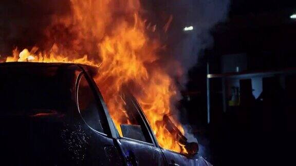 夜里一辆汽车突然冒出了火焰