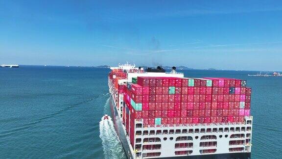 载货集装箱船的船尾载货海上船舶与航迹在海洋船舶装载集装箱和运行为出口概念技术货运海上货运由快运船船尾图