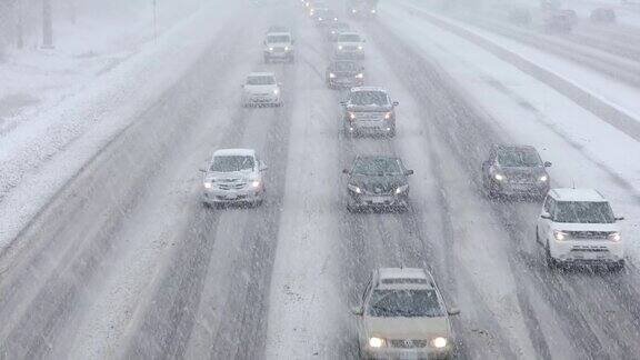 在积雪覆盖的道路上行驶的汽车