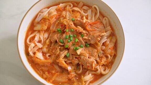 韩国乌冬面泡菜汤猪肉拉面-亚洲饮食风格