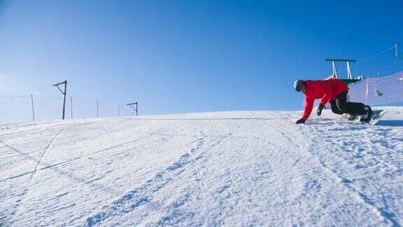 在滑雪场的滑雪场上做一个大转弯的专业滑雪板运动员
