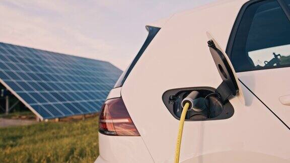 SLOMOMan用太阳能为他的汽车充电
