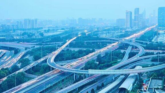4K:多层高架桥从日落到夜晚的繁忙交通北京中国