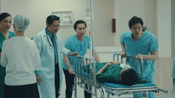医疗队正把躺在床上的病人从走廊推到手术室