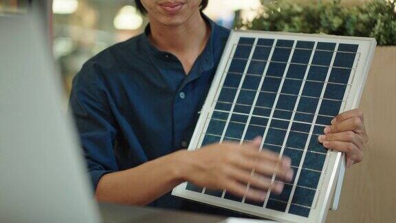 商人通过视频会议向客户解释太阳能电池板
