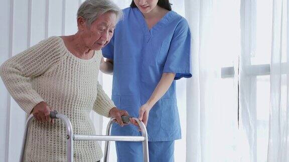 亚洲女性护理人员帮助亚洲老年妇女在家或医院步行训练和康复过程老祖母倾听照顾者给予的支持老年人医疗保健物理治疗