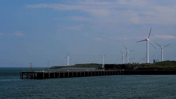 码头和风力涡轮机