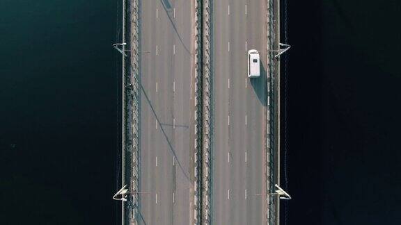 无人驾驶或自动驾驶汽车的4k鸟瞰图经过高速公路的车辆车牌号、限速、身份证号码显示未来的交通工具人工智能自己开车