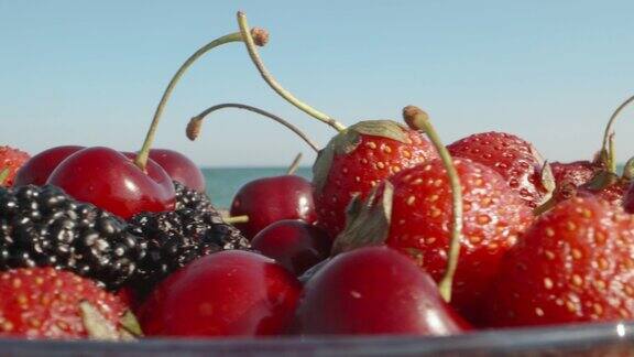 樱桃、桑葚和草莓在大海、海滩的映衬下Dolly滑块极端特写Laowa调查缓慢的莫