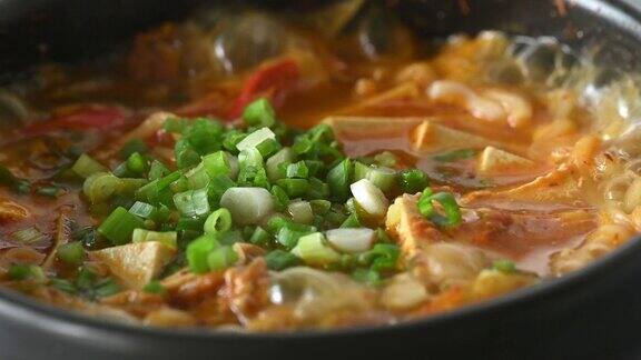 韩式石碗辣面泡菜、豆腐、蘑菇
