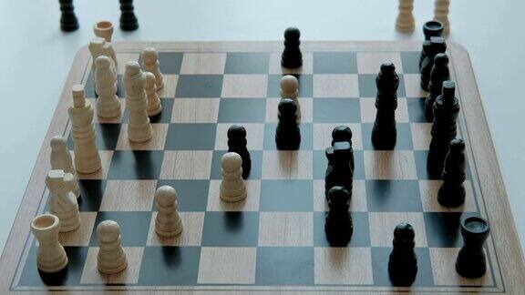 一个女孩学习如何下棋