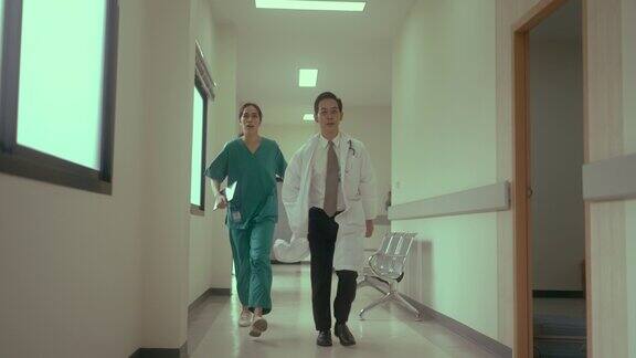 护士和医生在医院的走廊上跑
