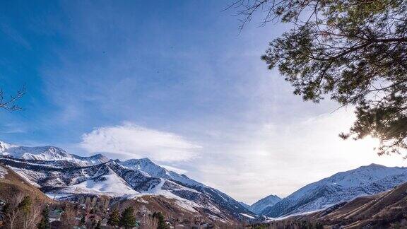 日落时分在山上延时美丽的山景天山吉尔吉斯斯坦