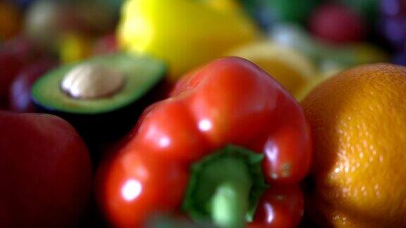 餐桌上的新鲜水果和蔬菜