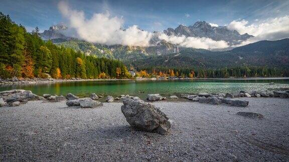 巴伐利亚Garmisch-Patenkirchen附近的Eibsee湖
