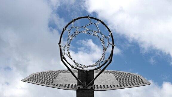 篮球框的时间推移与多云的天空为背景
