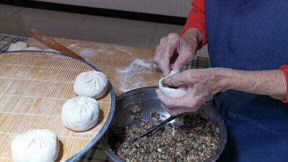 一位中国老人在家做肉包子的视频教学