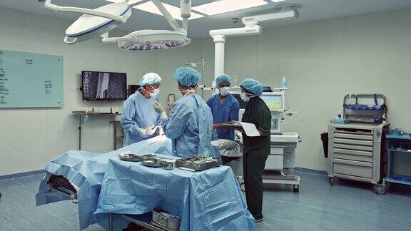 医疗团队在医院为老年患者进行外科手术