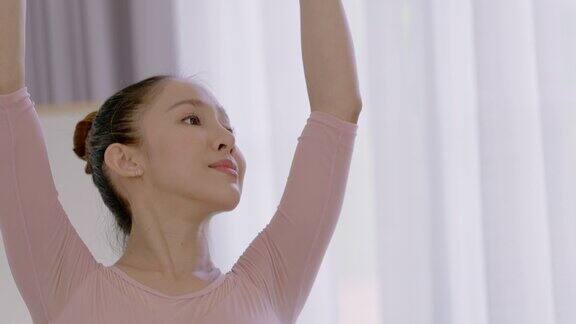 一名韩国女子在镜子前跳芭蕾舞