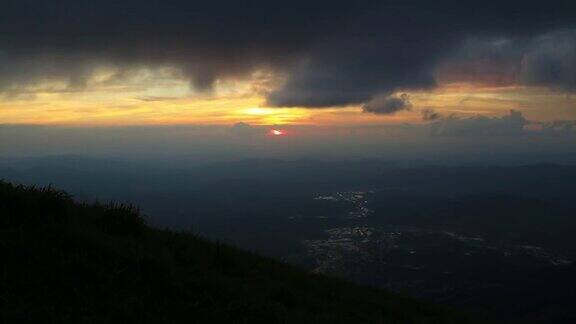 武功山高山草甸和云朵夕阳