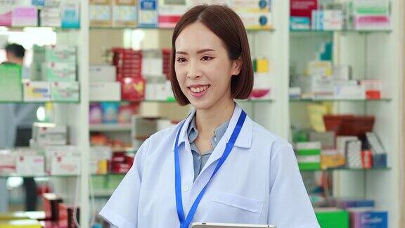 亚洲女子药房药店肖像专业药剂师白人妇女在药店工作卫生保健中心