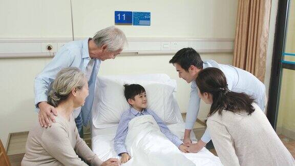 亚洲父母和祖父母去医院探望孩子