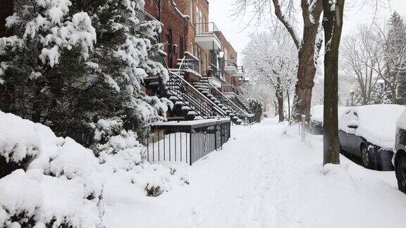 蒙特利尔罗斯蒙特地区的住宅人行道在暴风雪期间的清晨