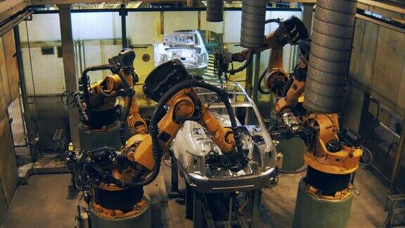 机器人正在焊接车身在汽车工厂制造车身