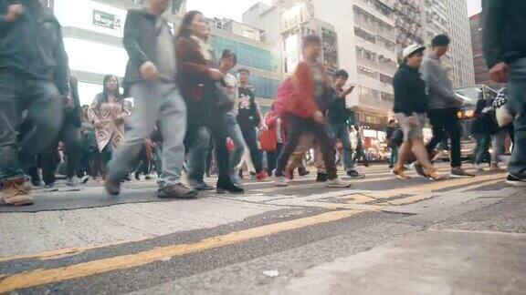 人潮在香港斑马线