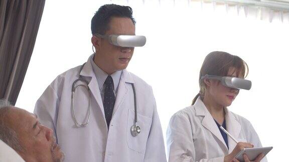 亚洲医生戴着虚拟现实耳机讨论诊断