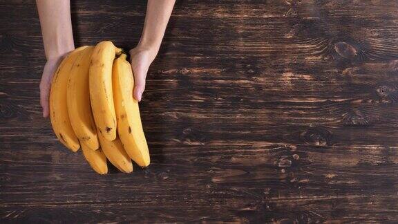 隐形人拿着香蕉
