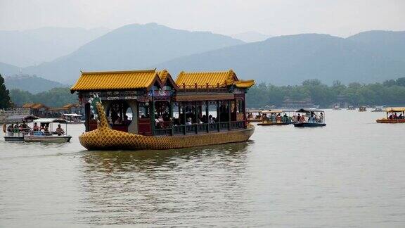 北京颐和园龙舟画舫TouristicboatnavigatingintothelakeintheSummerCityinBeijing