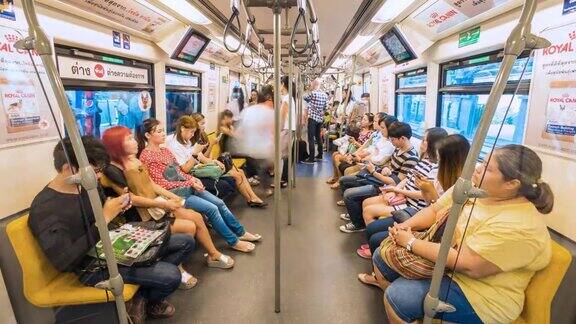 人们乘坐地铁的时间流逝