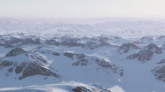 白雪覆盖的山脉远处有雄伟的山峰