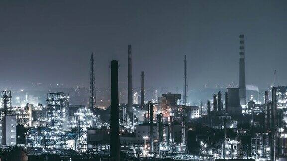 石化工厂和炼油厂TU夜间鸟瞰图