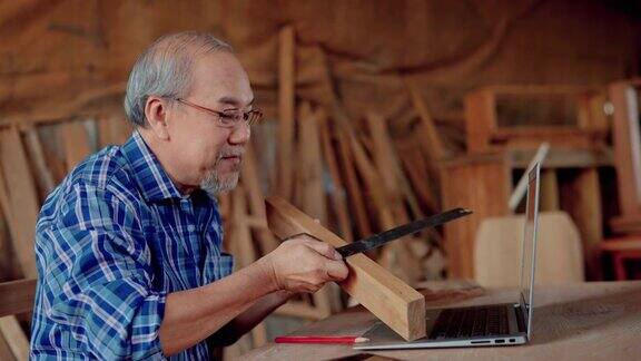 木匠用笔记本电脑工作