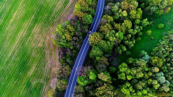 汽车通过公路鸟瞰图