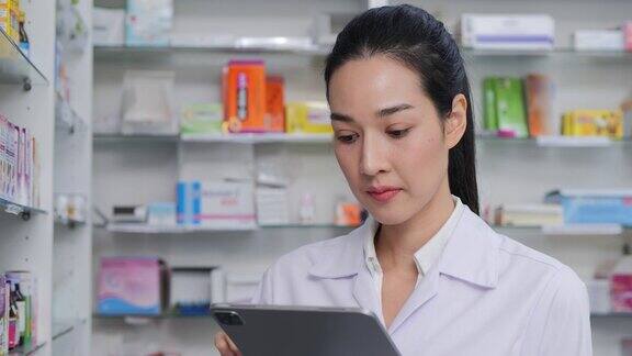 女医生在药店研究药品细节她用平板电脑查找信息