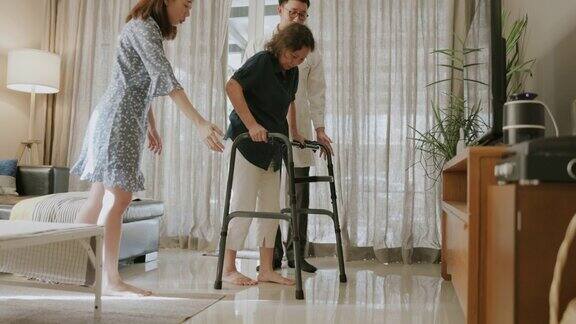 帮助老年妇女用助行器行走的医疗工作者
