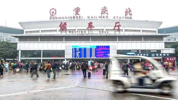高清延时:重庆火车站候车厅的旅客人群