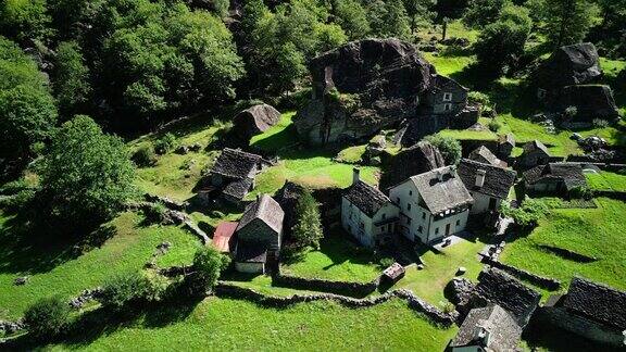 瑞士山区古老的石头村庄
