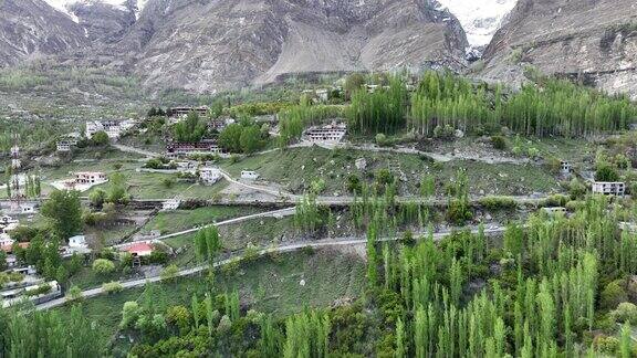 空中无人机日落景观罕萨河谷与河流和喀喇昆仑山脉山脉罕萨河谷吉尔吉特-巴尔蒂斯坦巴基斯坦北部