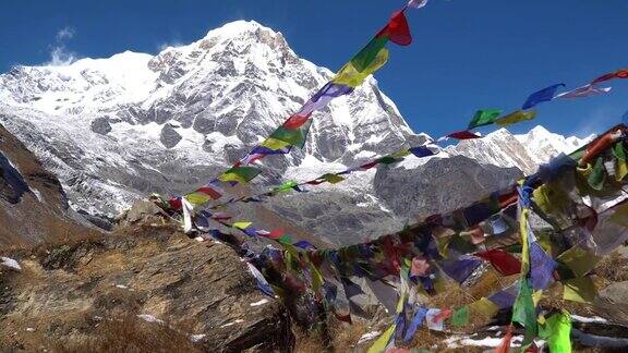 尼泊尔安纳布尔纳基地的安纳布尔纳I号和祈祷旗尼泊尔喜马拉雅山脉的安纳布尔纳峰安纳普尔纳营地徒步旅行