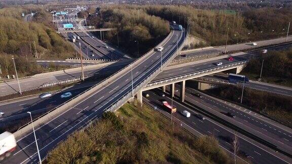 高速公路交叉口鸟瞰图