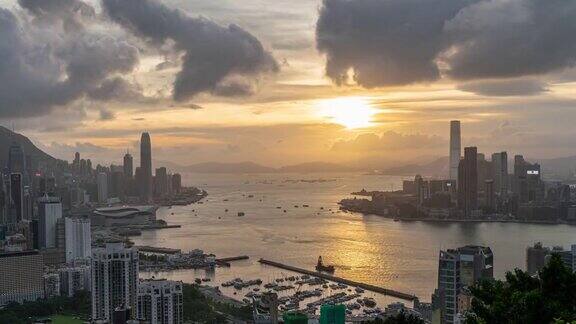 4K时间推移俯视图香港城市摩天大楼在白天到晚上的时间